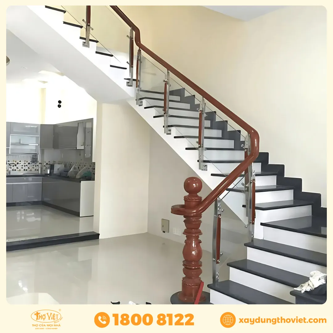 mẫu cầu thang kính gỗ sồi siêu đẹp