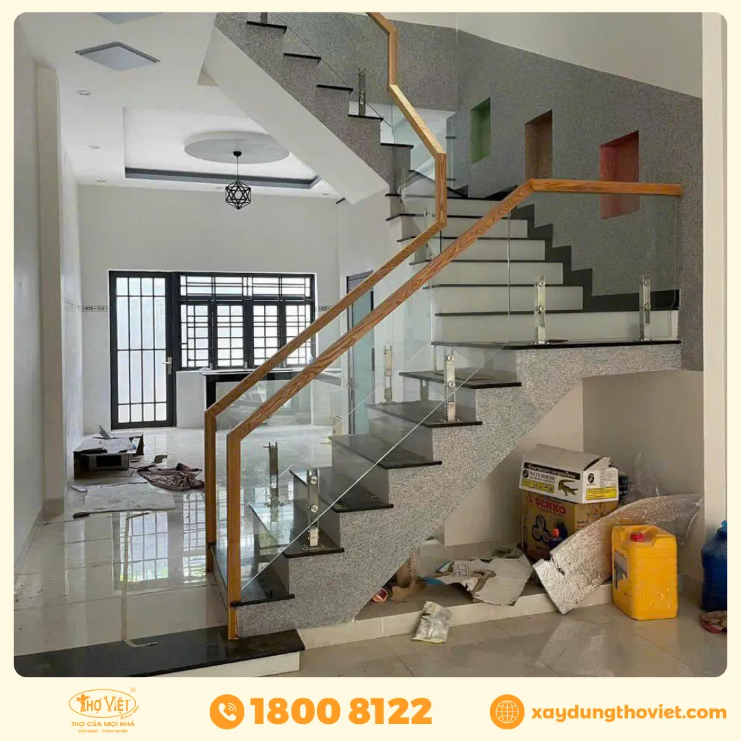Cấu tạo của cầu thang kính gỗ sồi