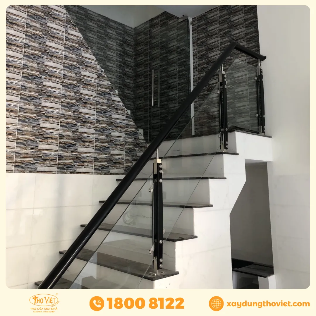 Mẫu cầu thang kính tay nhựa 2