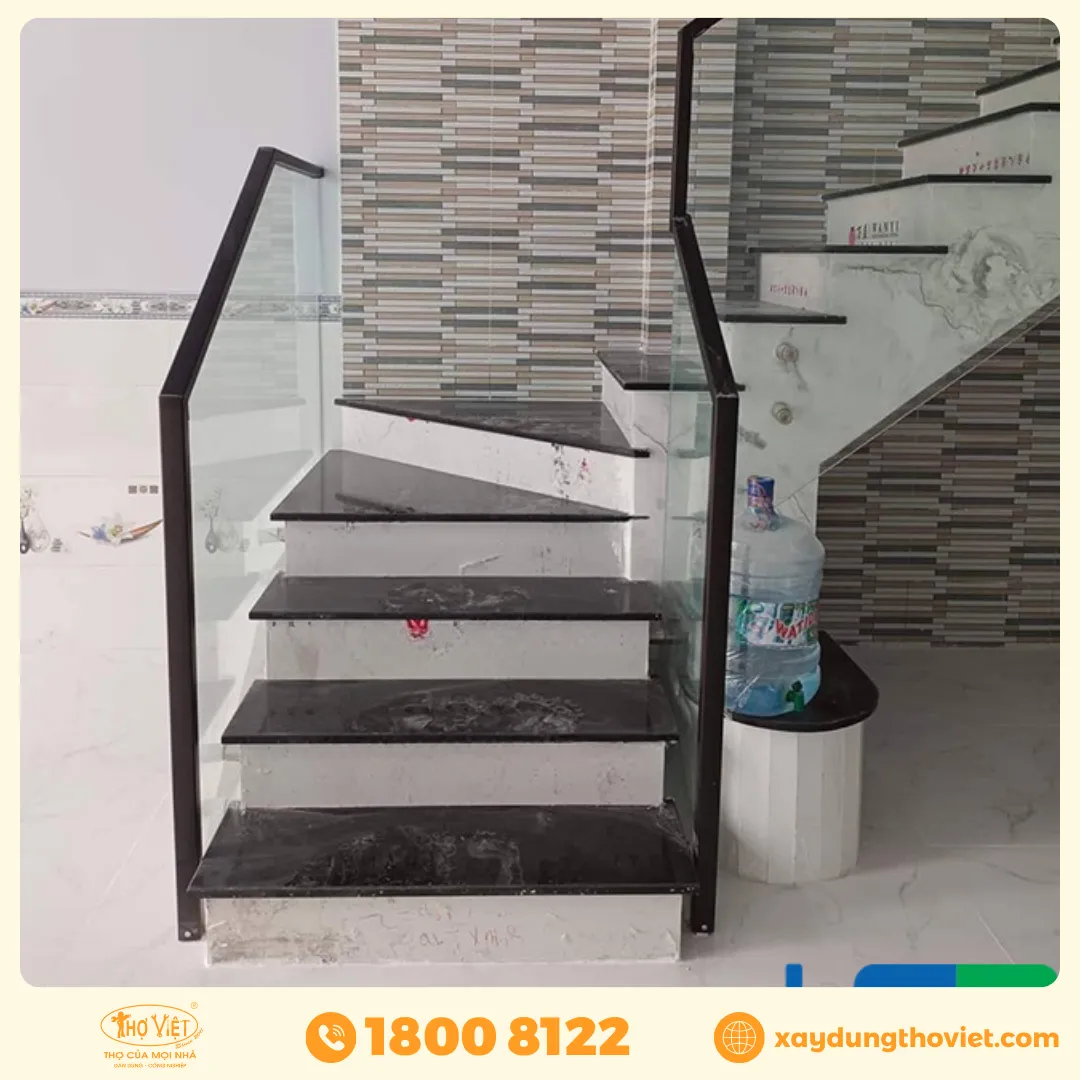 Mẫu cầu thang kính tay nhựa 3