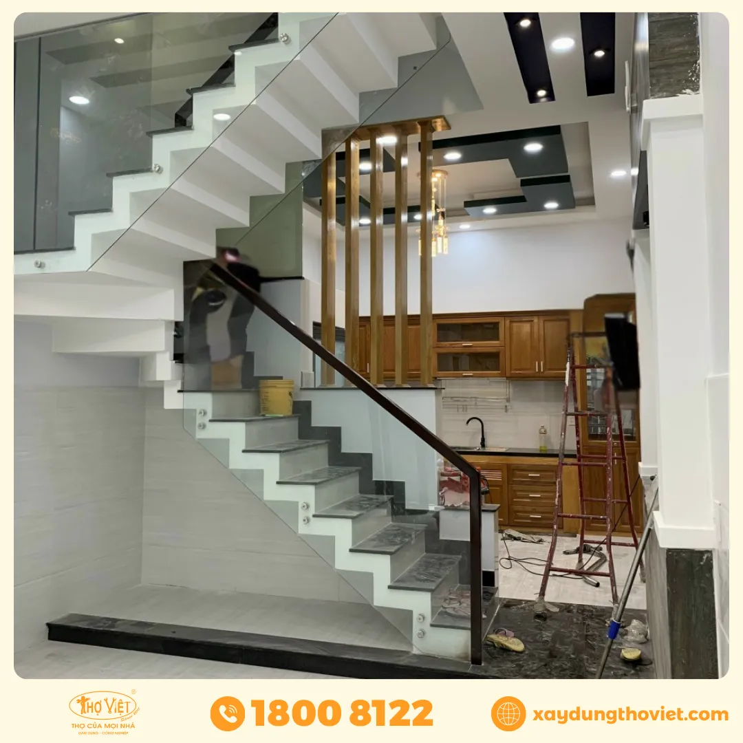 Mẫu cầu thang kính tay nhựa 4