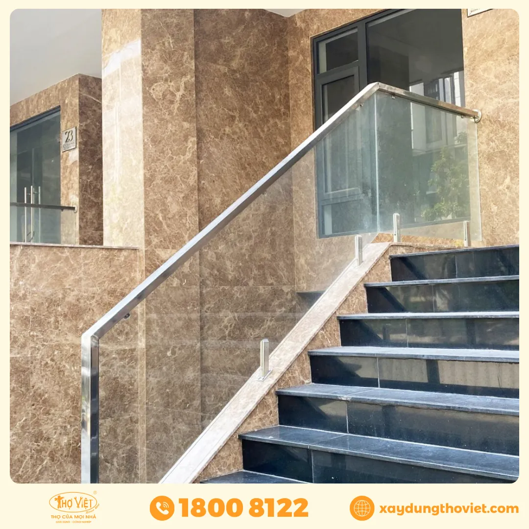 Cầu thang kính tay vịn inox