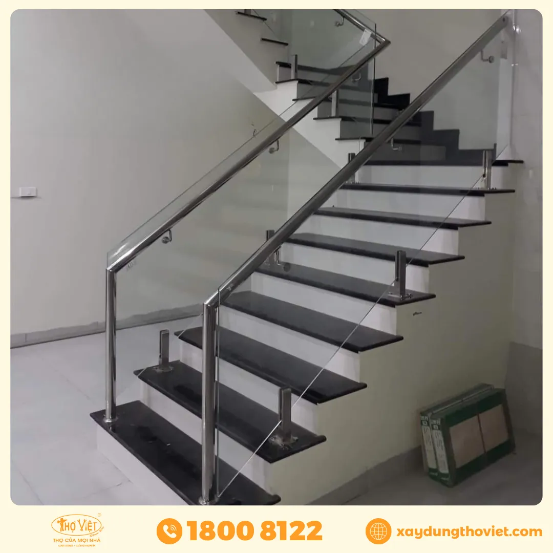 Mẫu cầu thang kính tay vịn inox 7