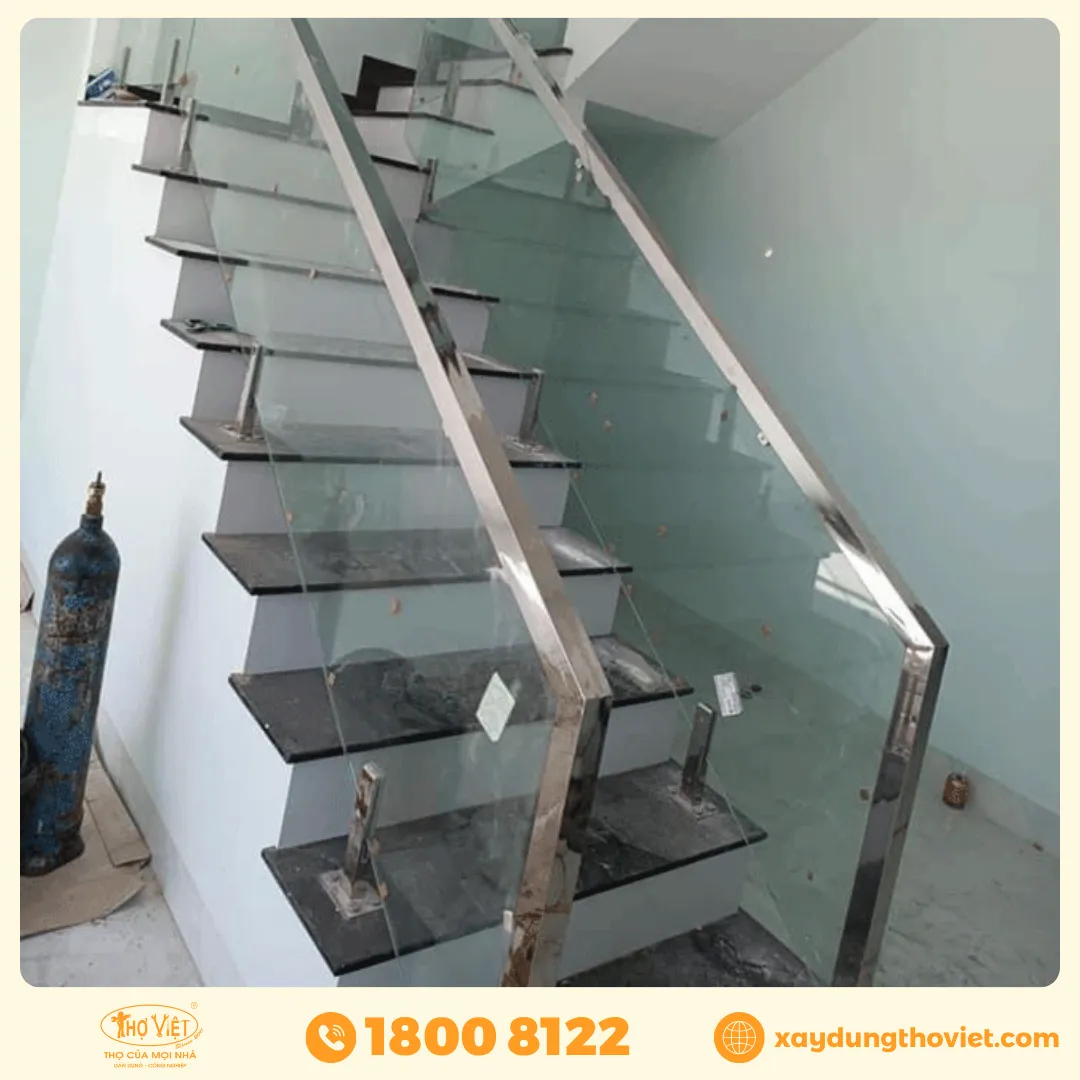 Mẫu cầu thang kính tay vịn inox 8
