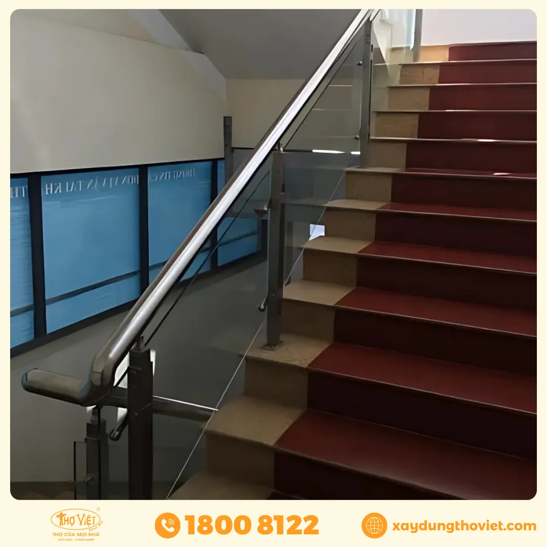 Mẫu cầu thang kính tay vịn inox 9