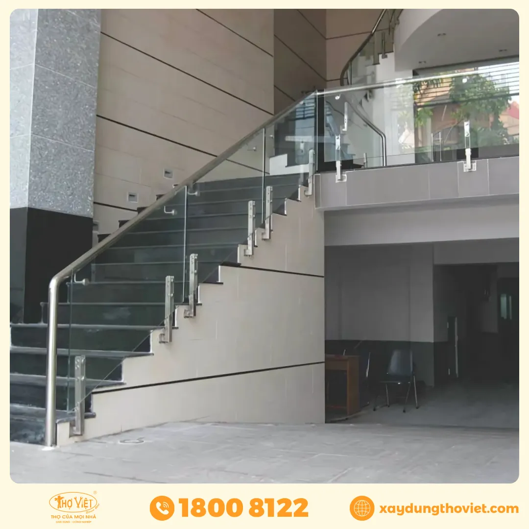 Mẫu cầu thang kính tay vịn inox 10