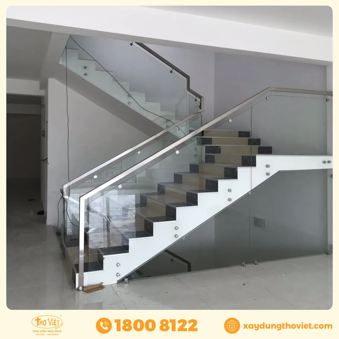 Cầu thang kính tay vịn inox là gì?
