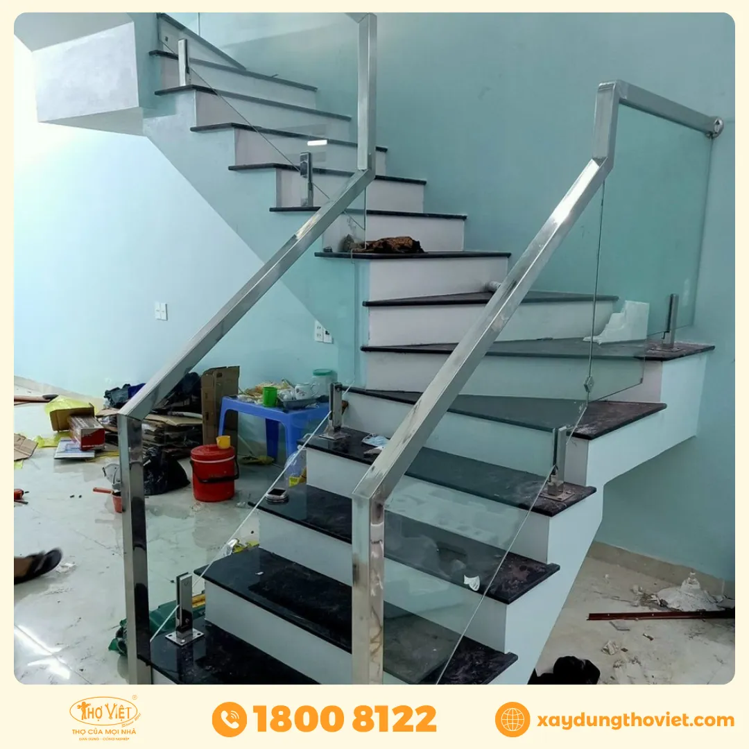 Mẫu cầu thang kính tay vịn inox 2