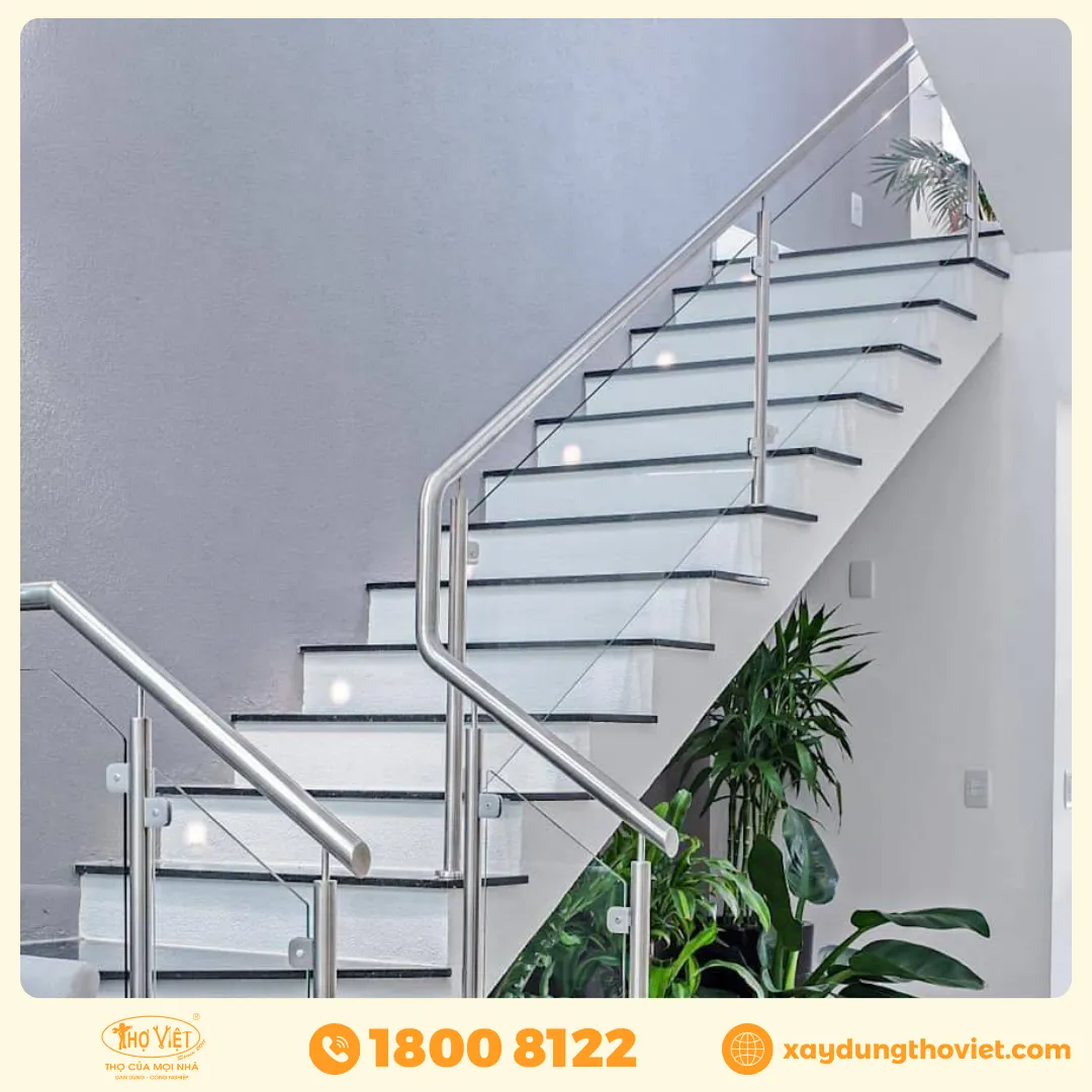 Mẫu cầu thang kính tay vịn inox 3