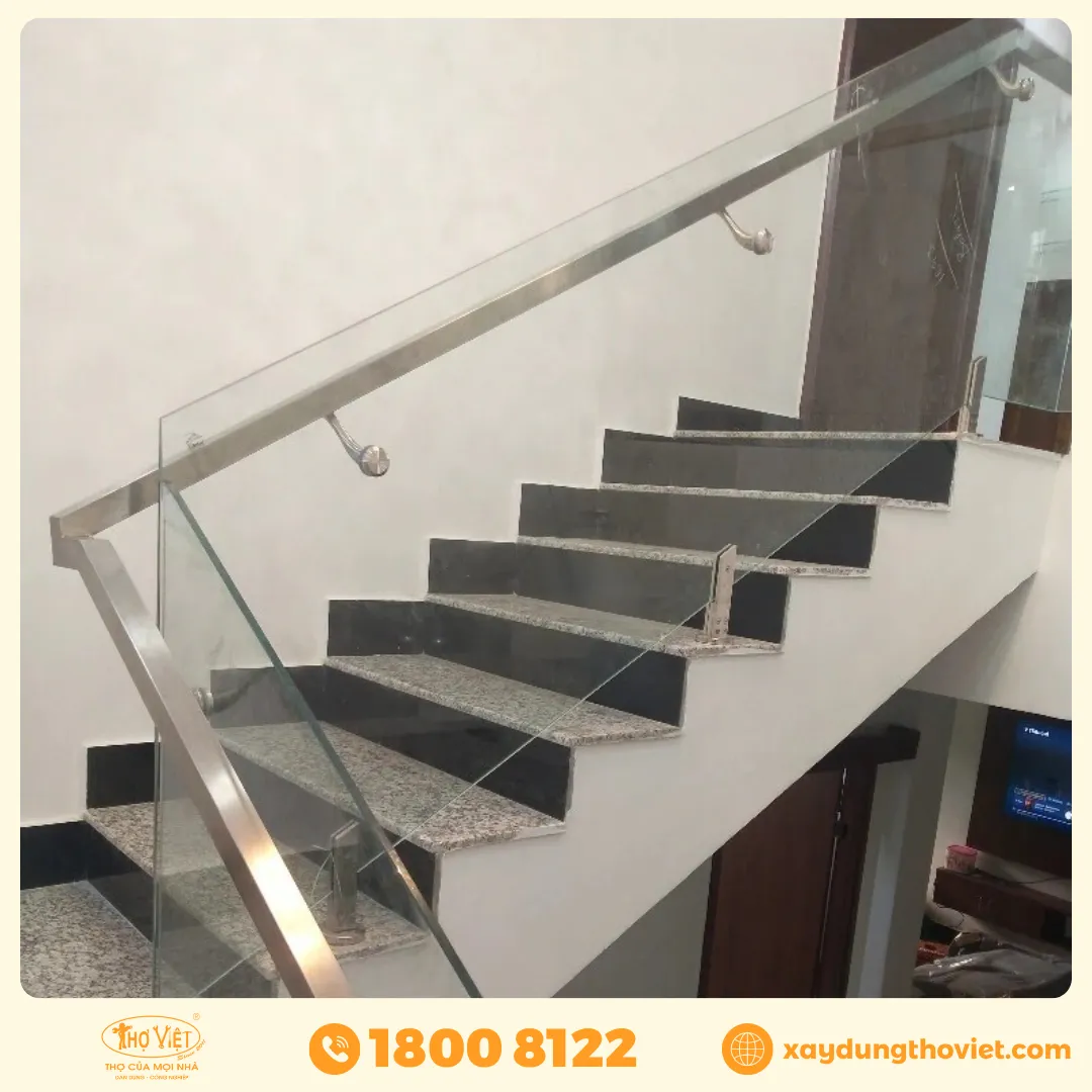 Mẫu cầu thang kính tay vịn inox 4