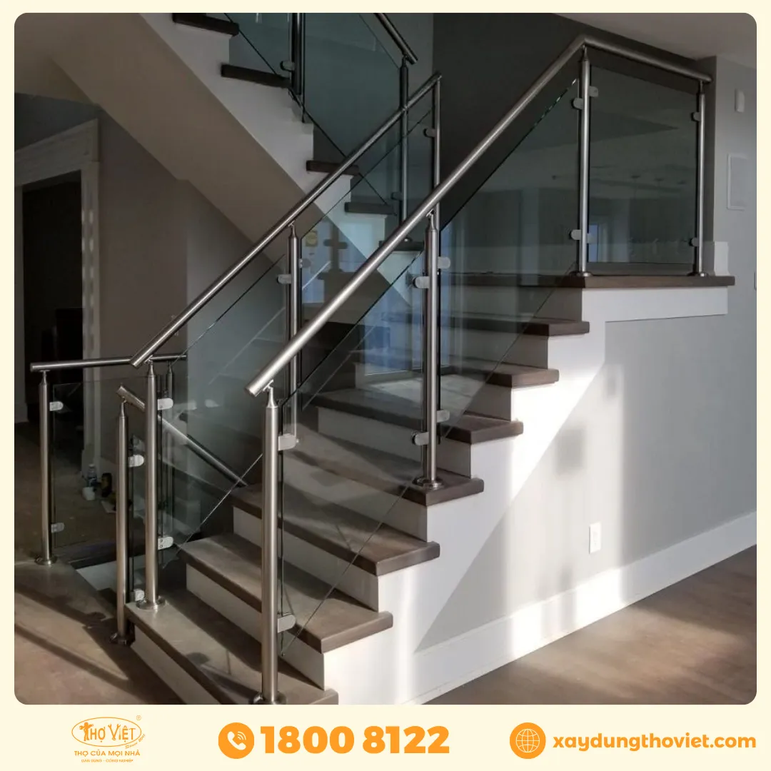 Mẫu cầu thang kính tay vịn inox 5
