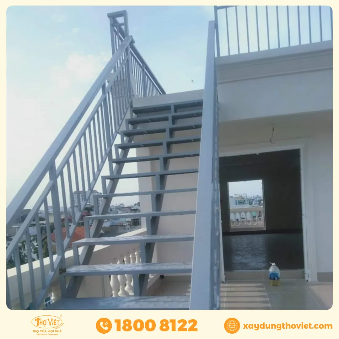 Cầu thang sắt xương cá lên sân thượng