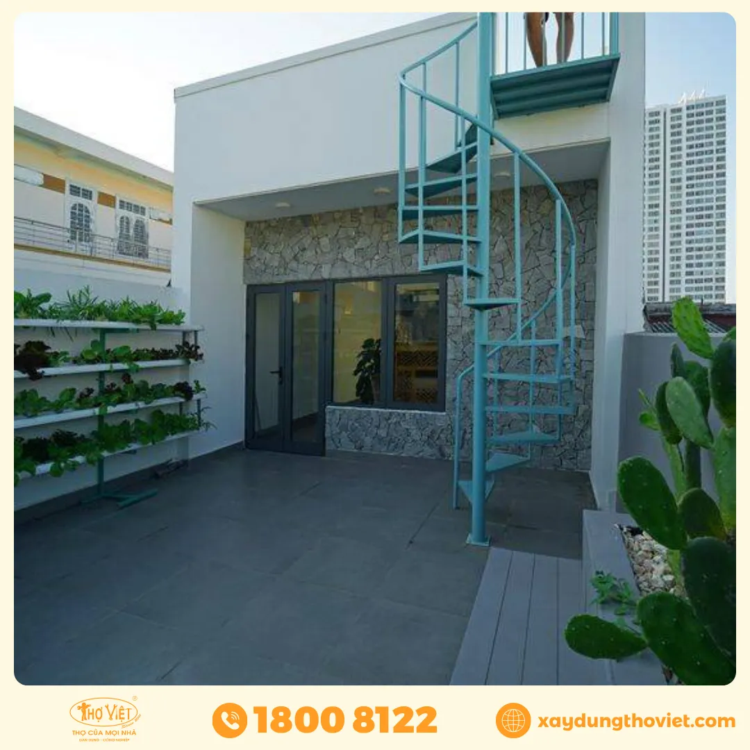 Cầu thang sắt hình xoắn ốc lên sân thượng