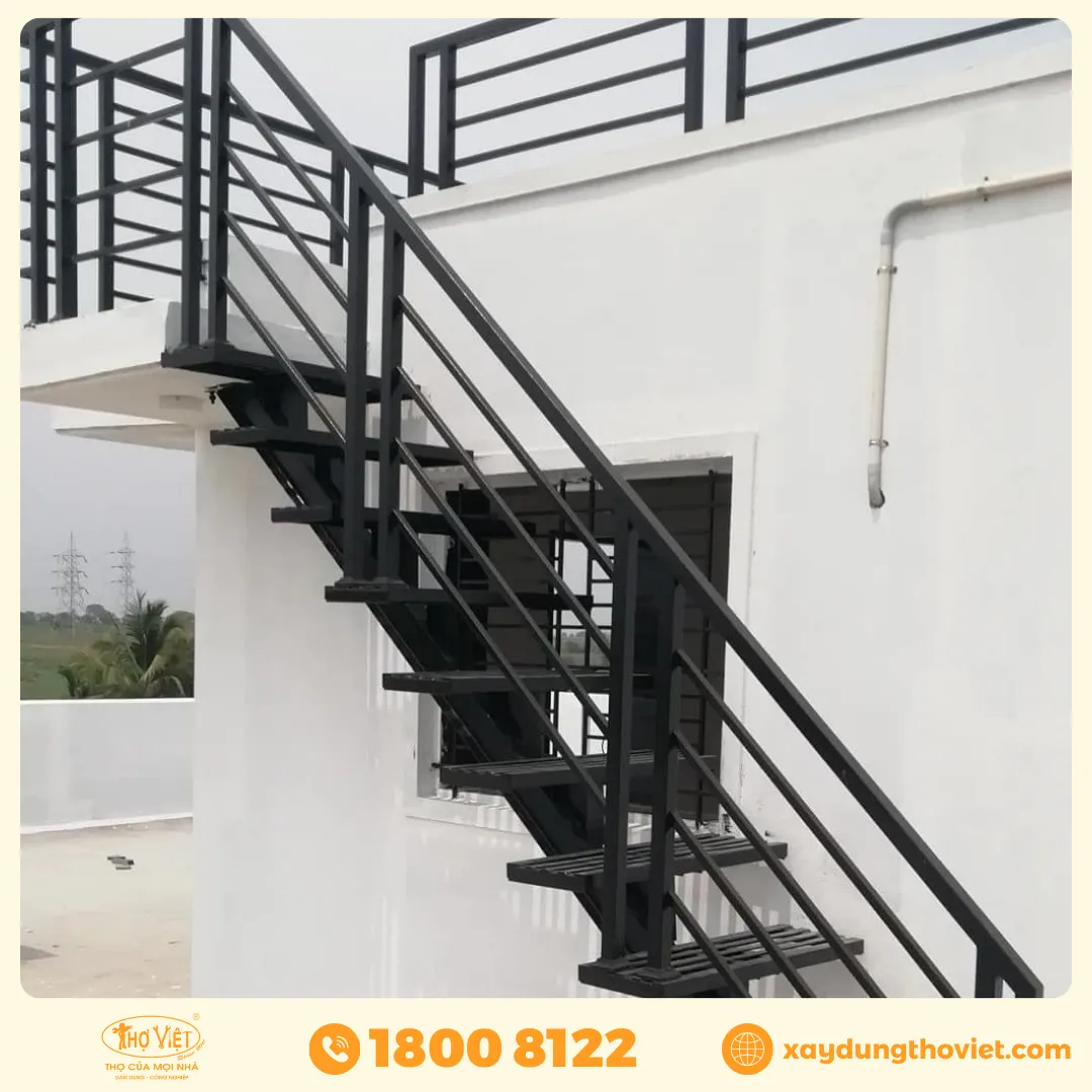 Mẫu cầu thang sắt lên sân thượng siêu đẹp