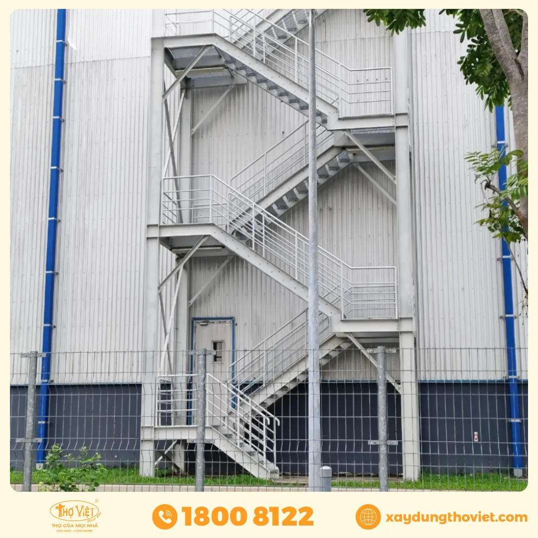 Cầu thang sắt thoát hiểm là gì?