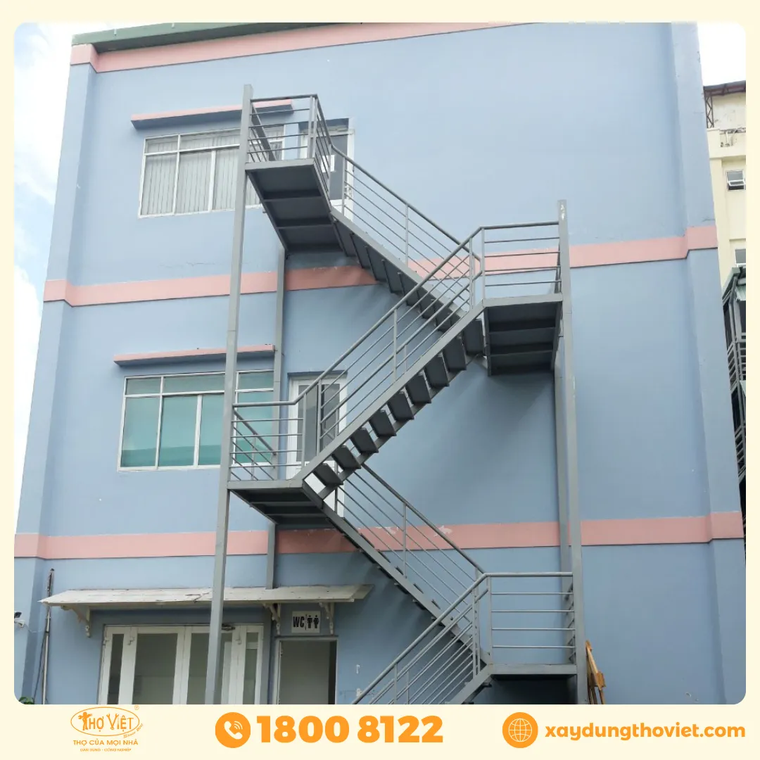 Cầu thang sắt thoát hiểm