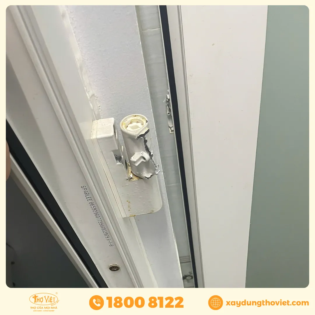 Cửa sắt bị xệ bản lề, khó đóng mở