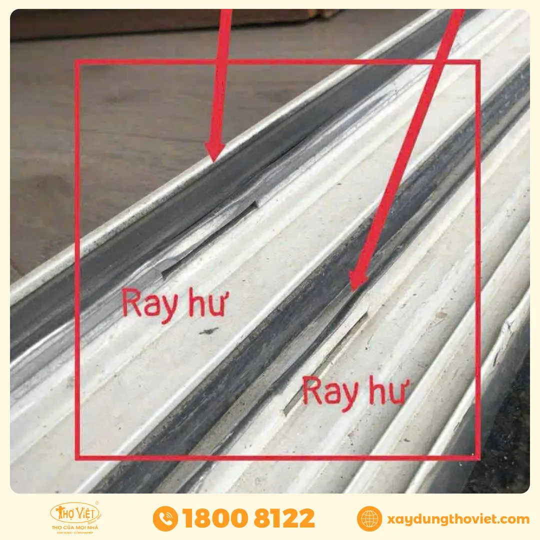 Cửa sắt kêu to, phát ra tiếng kẹt kim loại