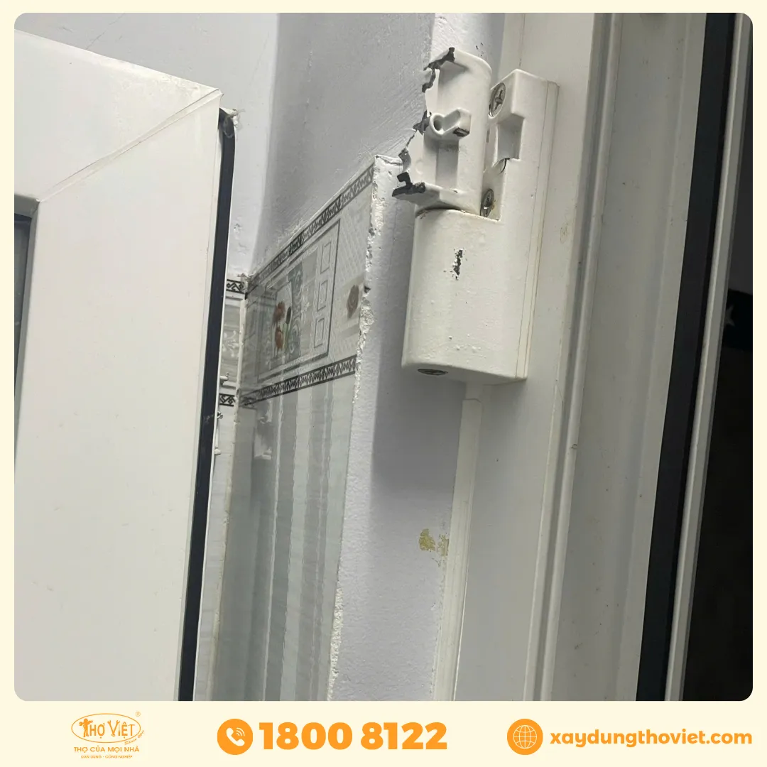 Sửa bản lề, gia cố khung, thay khóa cửa sắt